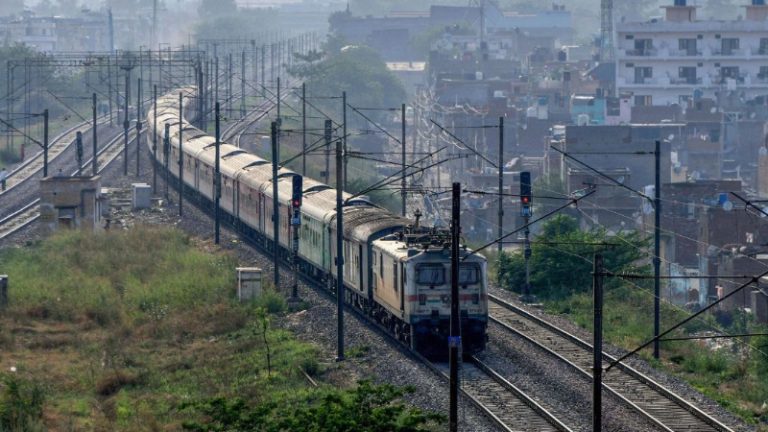 प्रेतासोबत 12 तासांचा प्रवास! गीतांजली एक्स्प्रेसमध्ये कँसरग्रस्त यात्रेकरूचा मृत्यूनंतर धक्कादायक प्रकार, तक्रार केली पण…