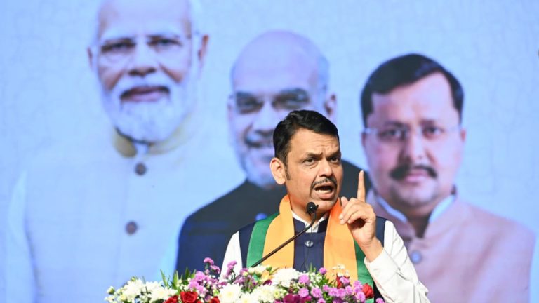 “अखेर मनातलं ओठांवर आलंच, हा सगळा खेळ…”; प्रशांत भूषण यांचा व्हिडीओ शेअर करत मुख्यमंत्री फडणवीस यांचा विरोधकांवर हल्लाबोल