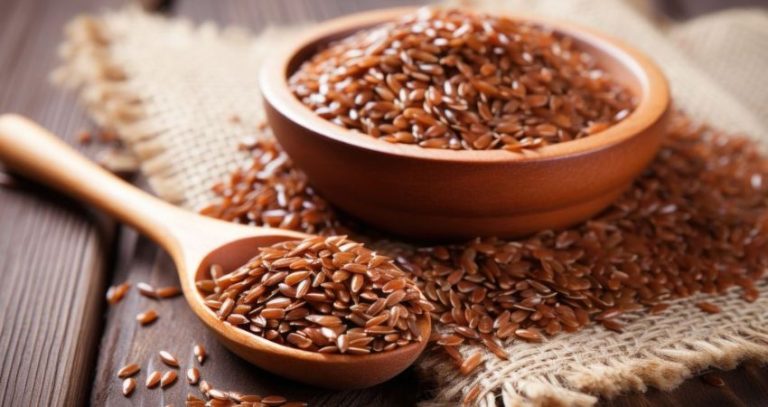 Flaxseed Gel for Hair : केसांसाठी जवसाचं जेल ठरेल फायदेशीर? घरच्या घरी बनवा नैसर्गिक जेल आणि मिळवा मऊ, चमकदार केस!
