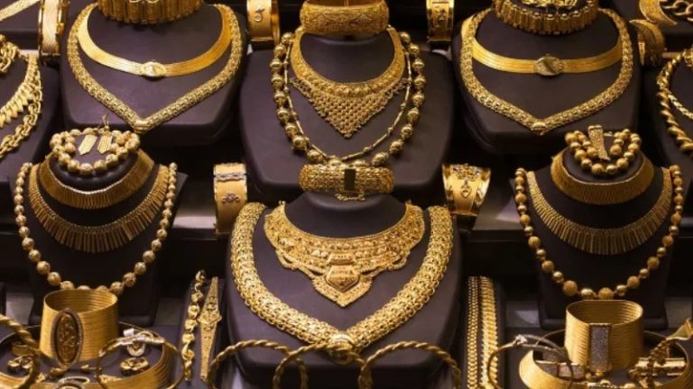 Gold Rate Today : आनंदाची बातमी ! सोन्याच्या दरात मोठी घसरण, चांदीचे भावही उतरले