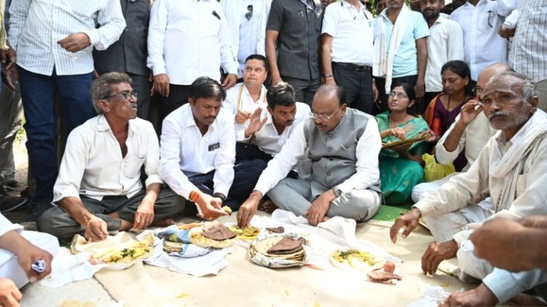 minister chandrashekhar bawankule savoured pithla bhakri when he visited drought affected areas in akola