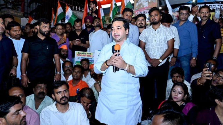 minister nitesh rane visit protest by students preparing for the MPSC exam in Pune's Shastri Peth and understood their demands and concerns