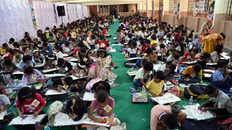 over whelming response to dainik prahaar newspaper kilbil drawing competition 850 child artists participate