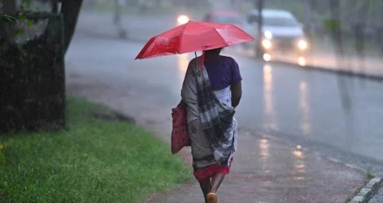 Maharashtra Weather : दक्षिण भारतात मुसळधार पावसाचा इशारा; महाराष्ट्रात उष्णता आणि दमट हवामान कायम