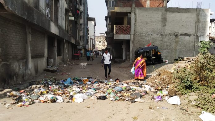 Garbage on the road in Matoshree complex in Diva